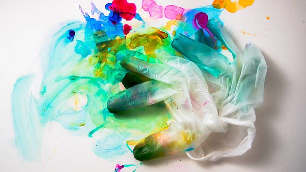 Guanti sporchi dopo aver colorato le uova di Pasqua su carta dipinta - Foto, immagini