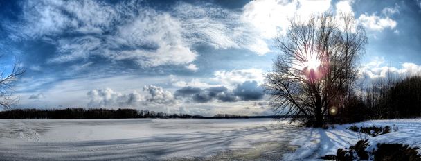 Зимний пейзаж замёрзшего пруда
 - Фото, изображение