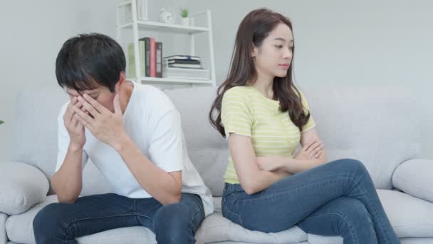 離婚。結婚後、アジアのカップルは絶望的で失望しています。夫婦は、口論の後、悲しく、動揺し、不満があります。不信、愛の問題、裏切り。家族の問題10代の愛 - 映像、動画