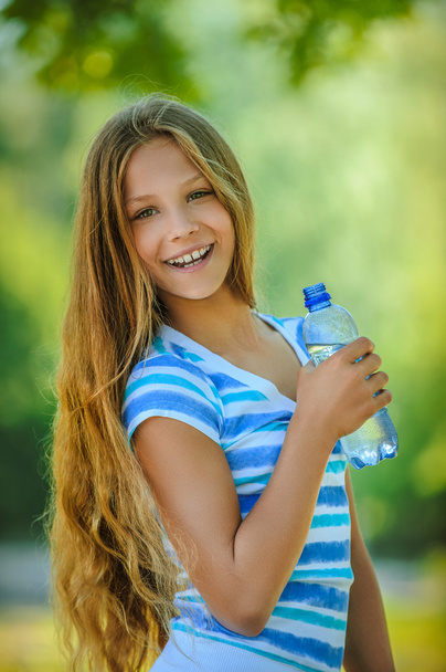 Teenager Mädchen mit Wasserflasche - Foto, Bild