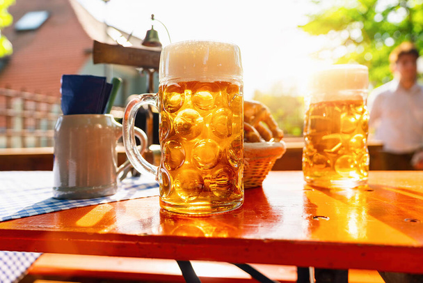 Čerstvé zlaté pivo v bavorské pivní zahradě za slunečného dne - Fotografie, Obrázek