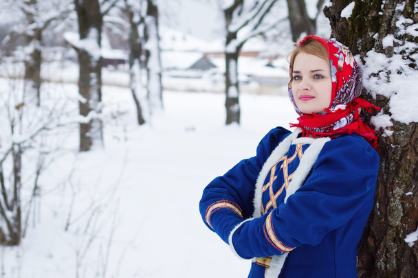 Mulher de beleza russa em roupas tradicionais
 - Foto, Imagem
