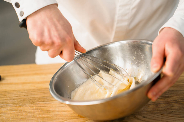 Cocinero profesional prepara panqueque - Foto, imagen