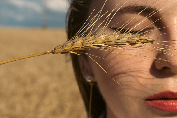 Pray for Ukraine. Ukrainian girl in a wheat field. A girl in a wheat field prays for peace in Ukraine. Happy woman celebrating Independence Day - Φωτογραφία, εικόνα