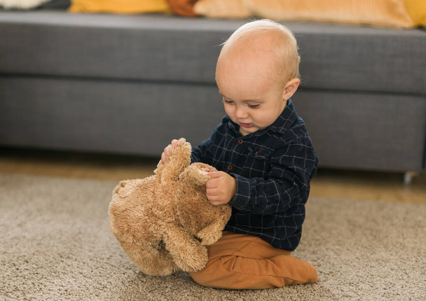 Bambino che gioca con l'orsacchiotto. Ragazzino che abbraccia il suo giocattolo preferito - Foto, immagini