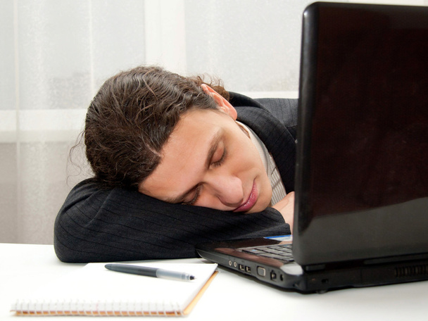 Büroangestellte schläft am Schreibtisch ein - Foto, Bild