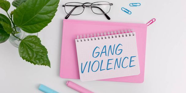 Texte inspirant Gang Violence, Concept signifiant violation des lois causées par un groupe de criminels et de gangsters - Photo, image