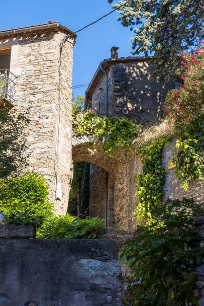 Alley and houses in the medieval village of Vieussan in the Haut-Languedoc Natural Park - Photo, image