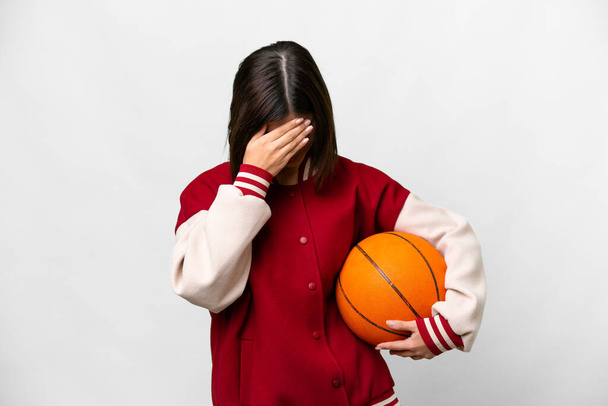 Νεαρή Ρωσίδα που παίζει μπάσκετ σε απομονωμένο λευκό φόντο με κουρασμένη και άρρωστη έκφραση - Φωτογραφία, εικόνα