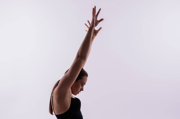 Mujer atlética en traje de baño, haciendo yoga, flexiones, hermosa mujer haciendo ejercicio en un estudio - Foto, imagen