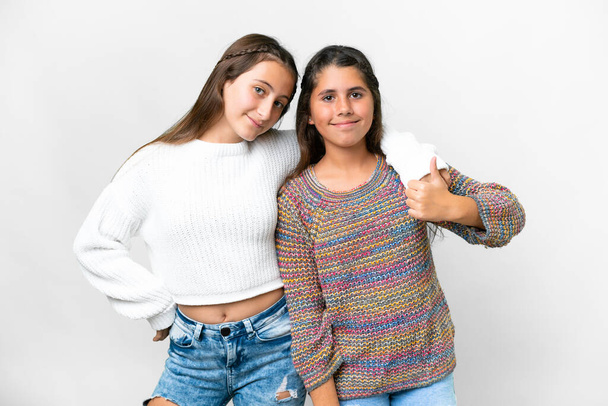 Přátelé dívky nad izolované bílé pozadí dává palce nahoru gesto - Fotografie, Obrázek