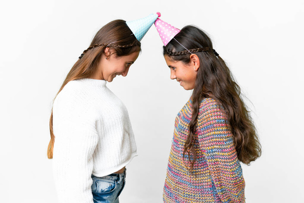 Vrienden meisjes in een partij verjaardag over geïsoleerde witte achtergrond - Foto, afbeelding