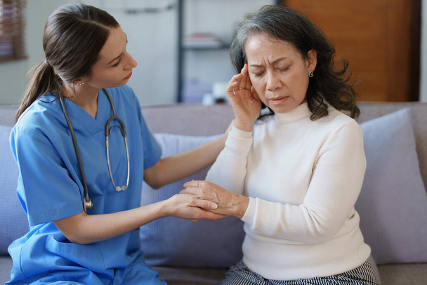 病気との戦いを奨励するために患者の手を握っている女性医師の肖像画 - 写真・画像