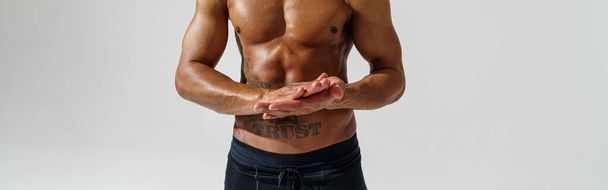 Deportista con el torso desnudo se calienta sobre fondo blanco estudio - Foto, imagen