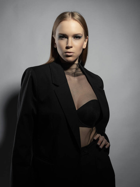 Retrato de moda de una joven con sujetador negro y top transparente. Posando de modelo, maquillaje artístico. foto en el estudio. - Foto, imagen