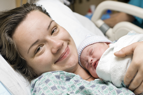 Madre feliz con bebé recién nacido
 - Foto, imagen