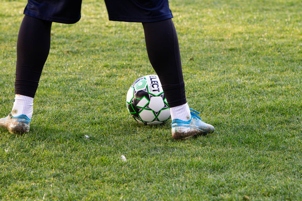 ОДЕССА, Украина - Ноябрь 2021: Официальный футбольный мяч на естественной зеленой траве футбольного поля. - Фото, изображение