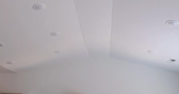 Chambre fraîche rénovée après avoir peint les murs et le plafond de la maison neuve - Séquence, vidéo