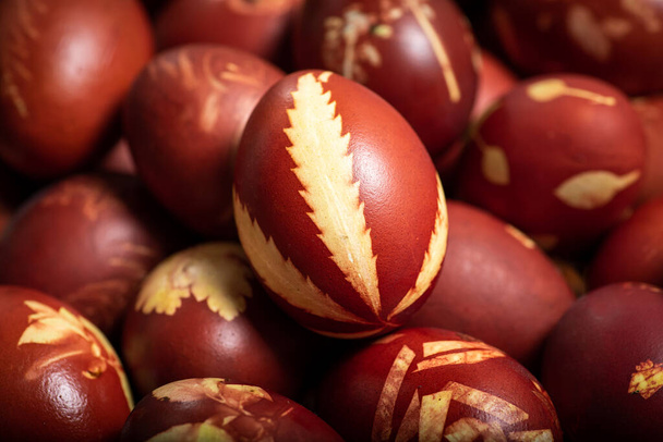 Традиционные пасхальные яйца, окрашенные в луковую кожуру. Светлый пасхальный праздник. Религиозные традиции. - Фото, изображение