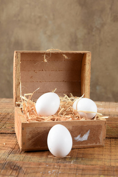 φυσικό αυγό κοτόπουλου στο ξύλινο τραπέζι, ρουστίκ ελεύθερης βοσκής κοτόπουλο φυσικό αγρόκτημα τροφίμων - Φωτογραφία, εικόνα