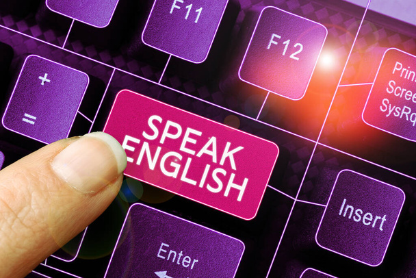 Знак "Говори по-английски, говори по-английски" на онлайн-курсах иностранного языка. - Фото, изображение