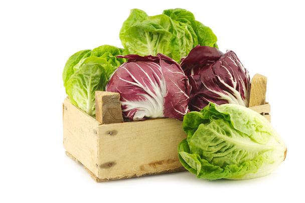 Красный салат "radicchio" и зеленый салат "little gem" в деревянной коробке
 - Фото, изображение