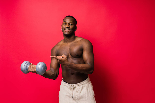 Uomo nero muscolare africano con muscoli addominali addominali, determinazione esercizio e successo - Foto, immagini