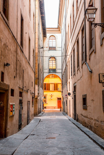 Florence, Italy - April 5, 2022: Typical architecture and street view in Florence, Tuscany, Italy. - Foto, afbeelding