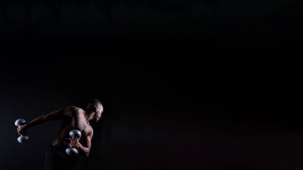 Svalnatý černý africký muž se svaly břicho, cvičení odhodlání a úspěch - Fotografie, Obrázek