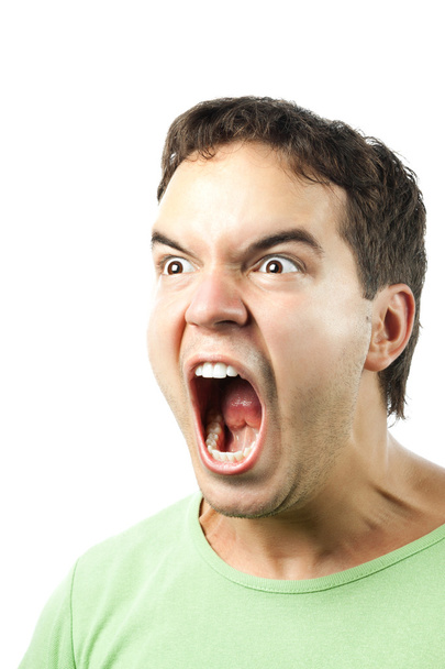 Portrait de jeune homme en colère sreaming isolé sur fond blanc
 - Photo, image
