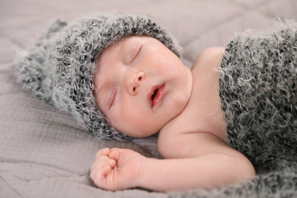 かわいい新生児がベッドで寝てる - 写真・画像