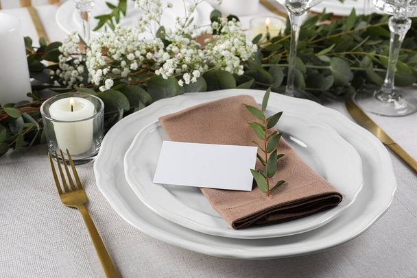 Luxury table setting with beautiful decor and blank card. Festive dinner - Fotoğraf, Görsel