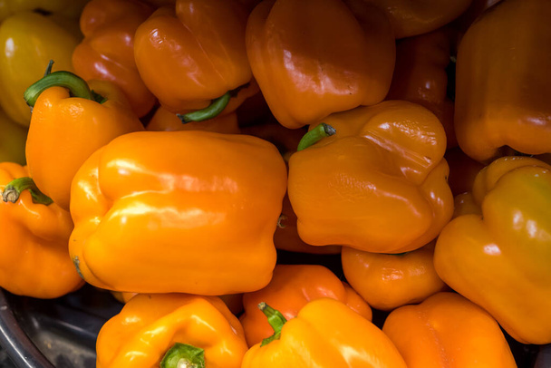 žlutá paprika pepř na pultu obchodu trhu přírodní barvy - Fotografie, Obrázek
