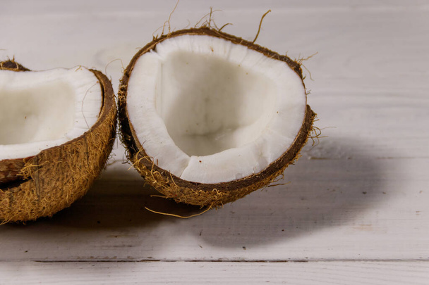 Świeże dojrzałe kokosy na białym drewnianym stole - Zdjęcie, obraz