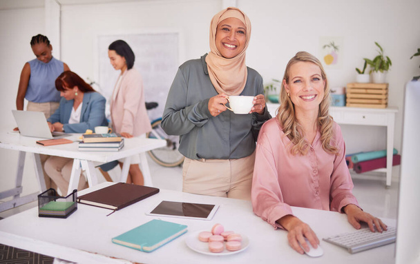 ビジネスの多様性、創造的なコラボレーション、デジタルマーケティング、デザイン、広告プロジェクトに取り組んでいる女性オフィスの従業員。スタートアップデザインリーダーシップ、イスラム教徒の女性と幸せな笑顔. - 写真・画像