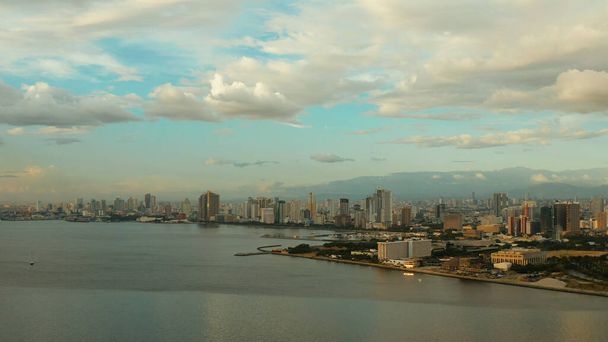 Wolkenkrabbers en zakelijke centra in een grote stad Manilla. Moderne metropool bij zonsondergang, bovenaanzicht. - Foto, afbeelding