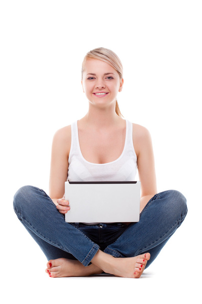 Woman sitting on the floor with laptop - Zdjęcie, obraz