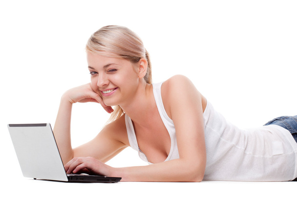 Woman laying on the floor with laptop - Foto, Imagen