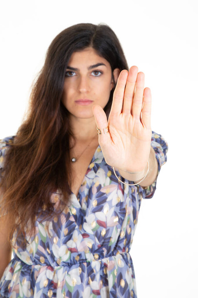 Frau lange Haare machen ein No-Sign-Ablehnung verboten Pose auf weißem Hintergrund - Foto, Bild