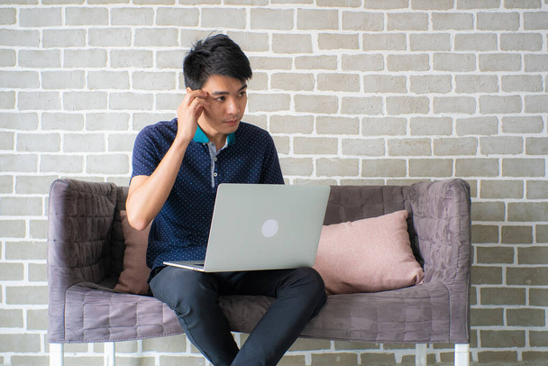 Бизнес: онлайн-работа с ноутбуком в обычном офисе - Фото, изображение