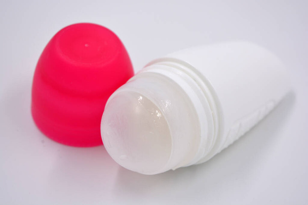 An interesting plastic packaging from women's roll-on deodorant with a pink plastic lid. - Foto, afbeelding