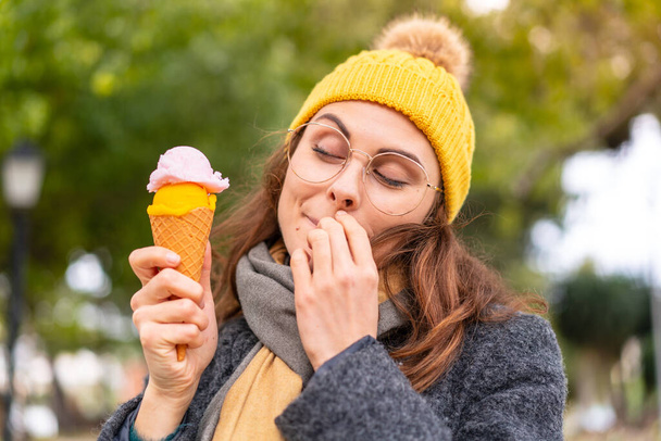 Mujer morena con un helado de corneta al aire libre - Foto, Imagen