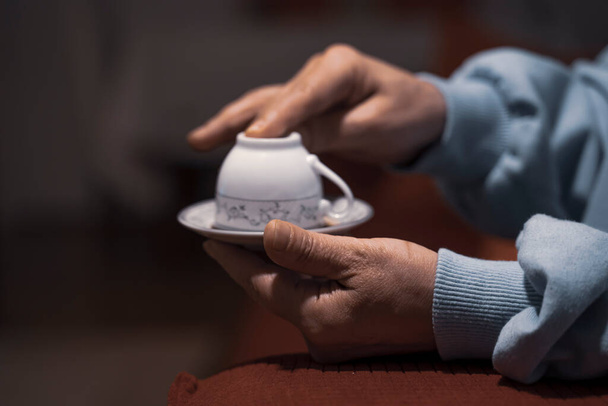 Традиційна турецька кава. Так. жінка розкажи фортуни, оглянувши територію, де ще є чашка.. - Фото, зображення