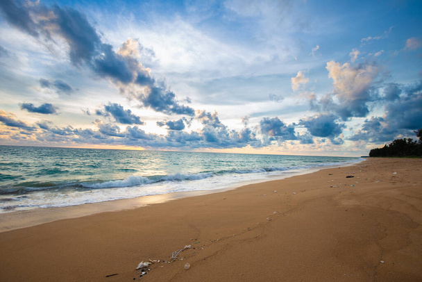 Ειδυλλιακός ουρανός ηλιοβασιλέματος με σύννεφο στην παραλία κύμα άμμου εξωτική έννοια καλοκαιρινές διακοπές - Φωτογραφία, εικόνα