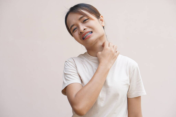 Asian woman having an itchy neck - Foto, imagen