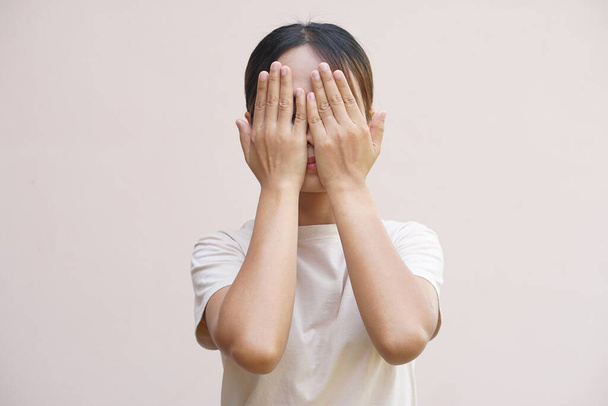 Asian woman has sore eyes - Foto, Imagen