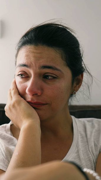 Donna depressa affetta da malattia mentale. Triste persona femminile infelice sotto stress emotivo. Ritratto di una ragazza adulta che piange - Foto, immagini