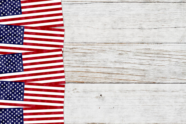 Frontière du drapeau des États-Unis rouge, blanc et bleu sur du bois altéré pour votre message patriotique ou américain - Photo, image