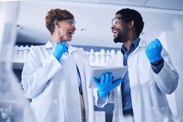 Tablet, tudós vagy sikeres csapatmunka a laborban a DNS kutatás, innováció vagy orvostudomány. Boldog orvosok, ünneplés vagy orvosi fekete emberek tudományos együttműködés, egészségügyi tanulmány és győztes cél. - Fotó, kép
