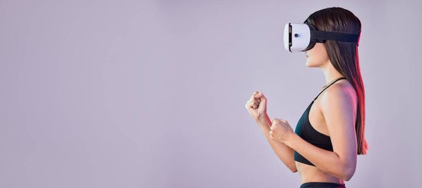 Vr, fitness metaverse y mujer en estudio aislado sobre una maqueta de fondo púrpura. 3d gamer, realidad virtual y atleta femenina con auriculares futuristas para juegos, lucha y simulación de fantasía - Foto, Imagen